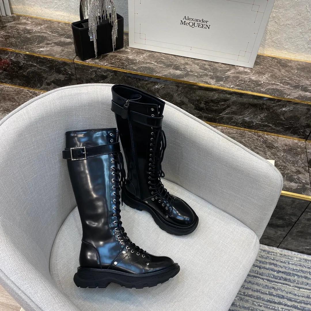 👟👟Ex-factory price 760👟👟MCQ McQueen boots ▪️The latest new color series of Alexander McQu**▪️2020s counter ────────────────This can completely replace its previous popular white shoe series 🎉 It is not picky about the foot shape at all, and it looks great on the foot ▪️Upper: exclusive custom-made original open-edge beaded cowhide ▪️ Inside: original customized sheepskin ➕ genuine leather welt ▪️Exclusive molded original outsole Anti-slip T👟👟Factory price U outsole Size 35-39 [40 can be customized and non-returnable]